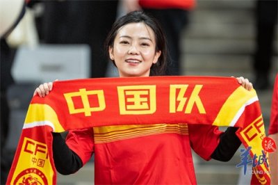 ​视频+图集｜中韩大战开赛！中国球迷现场呐喊助威