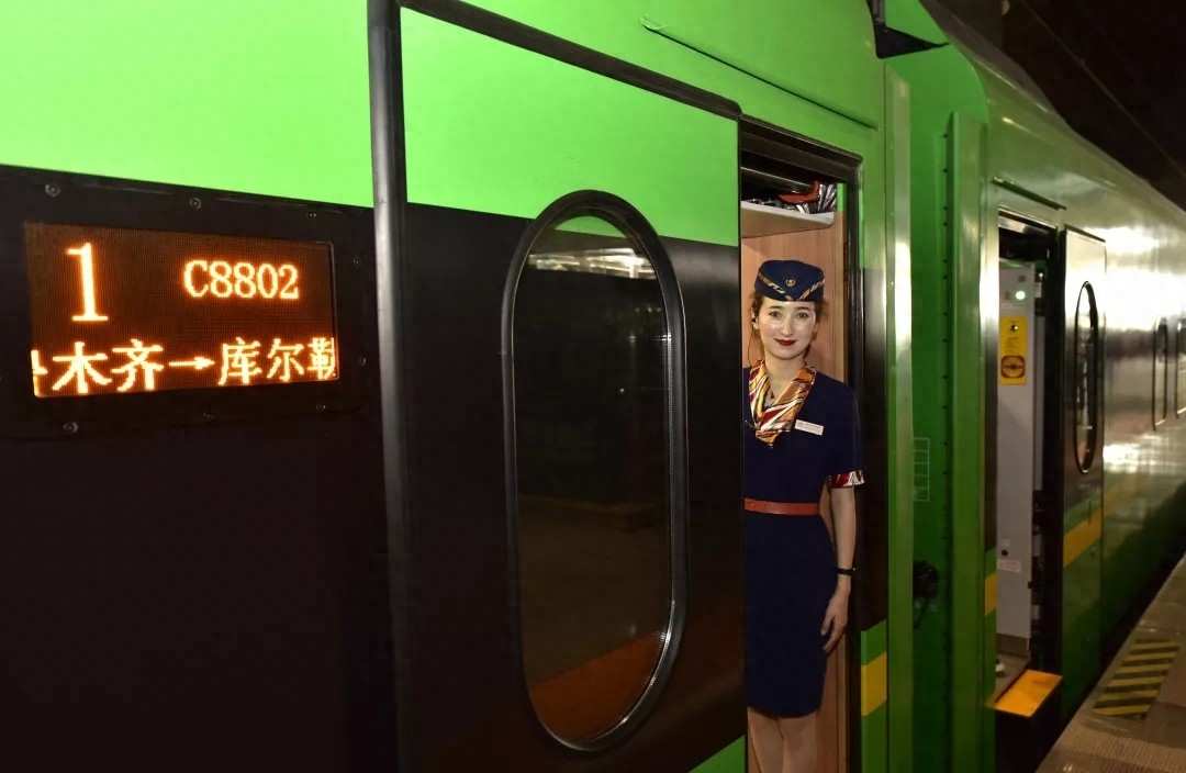 高铁影像-绿巨人 复兴号CR200J动力集中式动车组