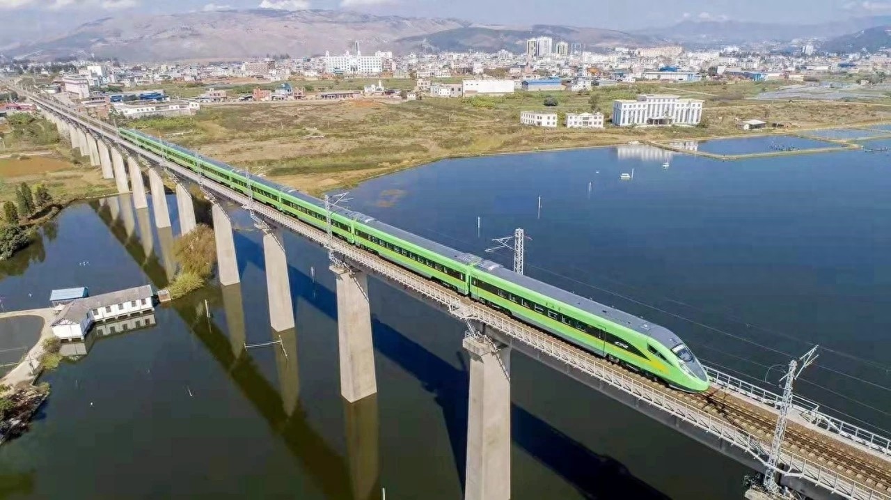 高铁影像-绿巨人 复兴号CR200J动力集中式动车组