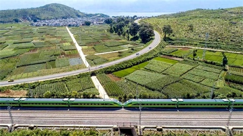 高铁影像-绿巨人 复兴号CR200J动力集中式动车组