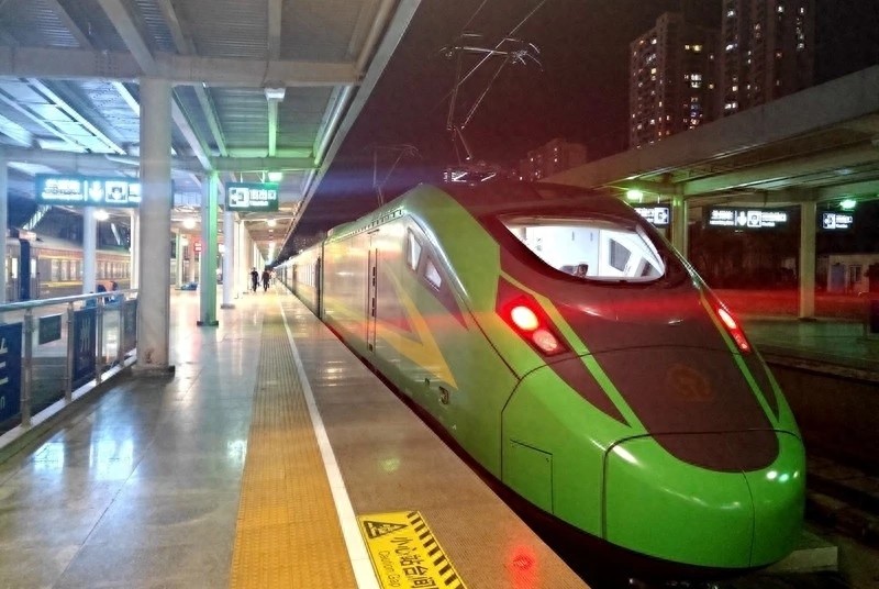 高铁影像-绿巨人 复兴号CR200J动力集中式动车组