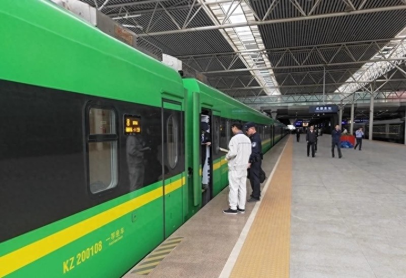 高铁影像-绿巨人 复兴号CR200J动力集中式动车组