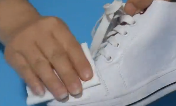鞋白边有黑色污垢怎么除掉,白鞋边磨得成黑色擦不掉怎么办呢图4