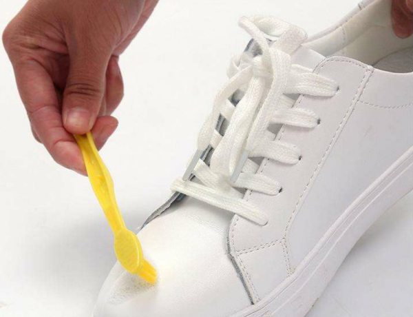 鞋白边有黑色污垢怎么除掉,白鞋边磨得成黑色擦不掉怎么办呢图1