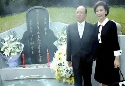 ​2005年，蒋孝严祭母的留影，这是他首次以蒋家人身份回大陆扫墓